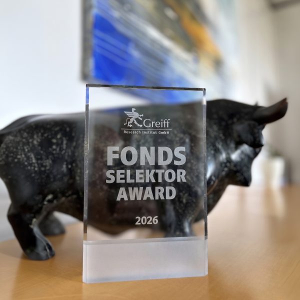 Fonds-Selektor-Award Fonds-Selektor-Award 2026: Glastrophäe vor einer Bullenfigur